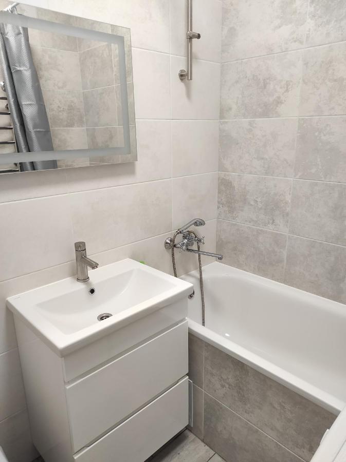2 Комнатная С Новым Ремонтом, Кондиционером, В Самом Центре Rivne Exterior foto