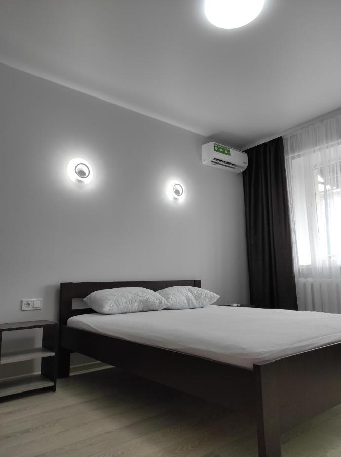 2 Комнатная С Новым Ремонтом, Кондиционером, В Самом Центре Rivne Exterior foto