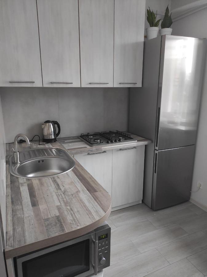 2 Комнатная С Новым Ремонтом, Кондиционером, В Самом Центре Rivne Exterior foto